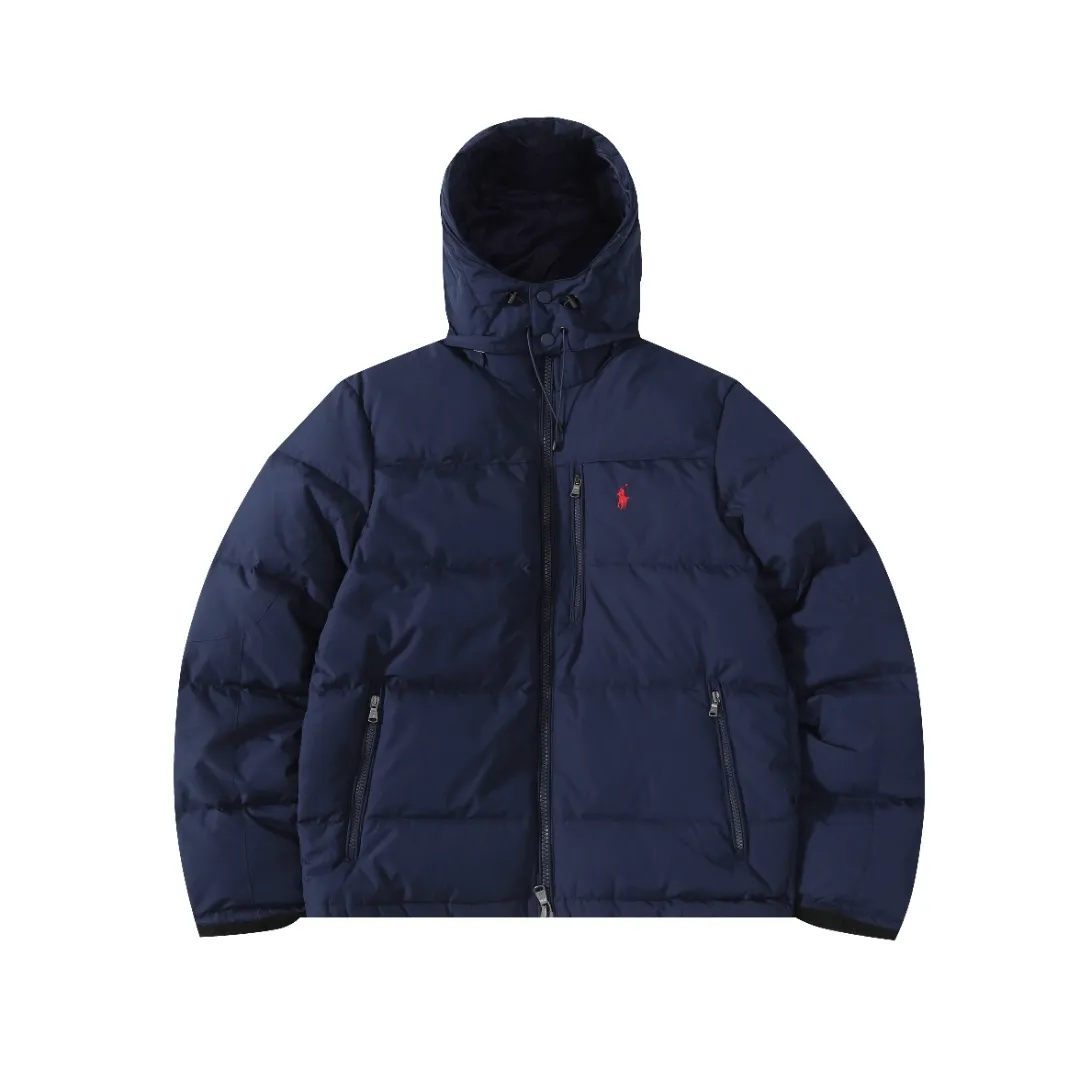 P660 #R54 Ralph Lauren/Ralph Lauren hooded down jacket (top quality, feel free to compare), using imported Barudan embroidery machine, carefully crafted with thousands of needles electric embroidery technology. Imported No. 7 needles and special embroidery thread ensure that every letter of the polo logo is full, three-dimensional and clear, creating the "most expensive embroidery logo" that can be called a work of art. Top-notch velvet core, luxurious warmth. Filled with national standard 80% high-quality white duck down, bringing excellent thermal insulation performance. At the same time, it is lightweight and can quickly regain its fluffiness after compression, bringing you a warm embrace without burden and resisting the harsh winter. Technical fabrics, no fear of wind and snow •Long-lasting fluffy and shape-retaining: High-quality filling ensures that the down jacket is not easy to stiffen and keeps you warm for a long time. •Strict anti-velvet technology: Using 400T gall fabric with pinhole retraction technology, it fundamentally eliminates the phenomenon of velvet leakage and makes wearing more secure. •All-round protective experience: Windproof and waterproof matte fabric, combined with an adjustable hem with a built-in drawstring buckle, can effectively lock in temperature and cold, and cope with changeable weather. Perfect details, creating a classic •Original electroplated YK zipper, smooth and durable, with brand texture highlighted in every detail. •Detachable hood design, one garment can be worn multiple times to meet different occasions and outfit needs. •Original hangtag and washed label, quality guaranteed. Five colors come together for couples to enjoy together: black is cool, beige is gentle, navy is calm, khaki is retro, and green is fresh. Available in five colors, the same style for men and women, it can be worn perfectly as a couple's outfit or a personalized item, becoming an indispensable fashion equipment on the streets in winter. Color: black, khaki, navy blue, army green, beige Size: S M L 66 67